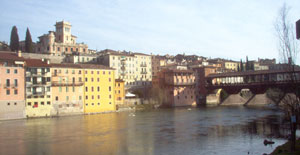 Na veduta de 'l sentro de Bassan co 'l ponte de i Alpini, vissin al quale se trova Palasso Bonaguro, sede de la mostra <i>Il Meraviglioso e la Gloria</i>.