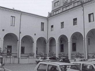 El chiostro de la antica Cesa de S.Bartolomeo tra via Altinate e via Carlo Cassan. El resto xe stà distruto a cavalo fra el 1700 e el 1800.