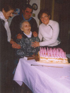 La centenaria Lina Mantovani Bottura co i fiói (da sin.) Teresa, Carlo Alberto e Gabriella.