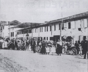 Gente de Pontelongo in via Roma, in te na foto de i ani 20.