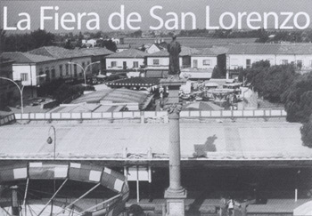 Eco la piassa el dì de la Fiera, col monumento a San Giusto e i tenduni de le giostre. (foto Danilo Bellotto)