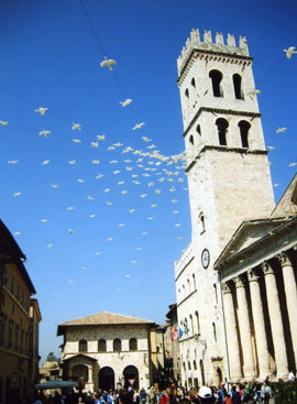 Laria se inpina de farfale o de colonbe... e la festa xe pi festa! (foto de Luigi Frosi)