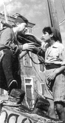 Un fotograma trato dal film "Un paese senza pace" (1943), ispirà a la comedia "Le baruffe chiozzotte" de C. Goldoni, co un zóvane Cesco Baseggio (da P. Zanotto, "Veneto in film  1895-2002", Venezia, 2002).