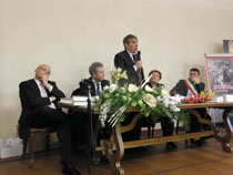 Tàvolo de i relatori: da dx, el Sìndaco Giorgio Malaspina, Lucia Beltrame Menini, Ferdinando Camon, Renato Modenese e lAssessor Corrado Vincenzi. (foto Giuseppe Lavarini)