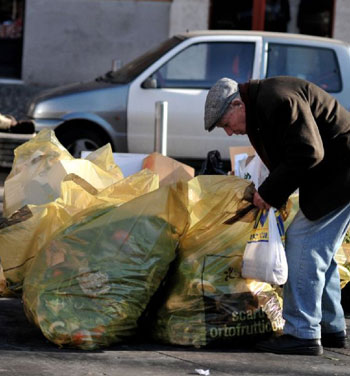 Altre persone, par no morire de fame, le zerca tra i rifiuti…