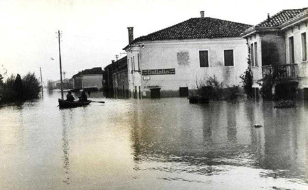 … l’acqua la ghéa tacà a magnarghe la tera tornovìa de le fondazion.