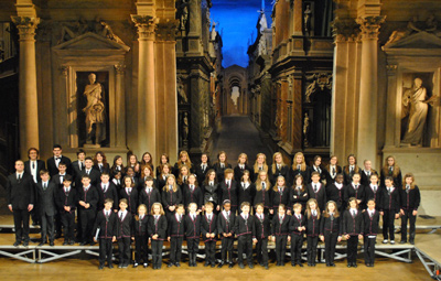 Do belìssime imàgini del Coro “Pueri Cantores”, direto dal M° Roberto Fioretto, al Teatro Olimpico de Vicenza.