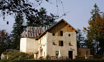 El Rifugio ”Eremo dei Romiti” e la ceseta de S. Giovanni Battista.