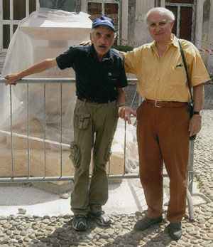 Piero (ne la foto con Romano Beltramini) el gera pìcolo de statura e bruto, tanto bruto da meritarse la nomenaia de “Càncaro” da parte de i so amici.