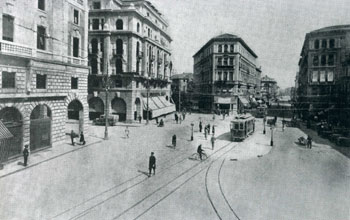 La partensa da Piassa Garibaldi de ’l tran che ’traverso via Altinate e via Belzoni ’ndava a Ognissanti.