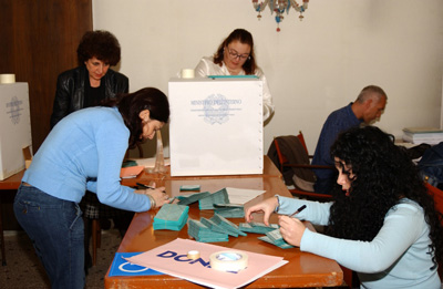 Quante firme, gente, scheda par scheda, fin che ga scumissià a rivare i primi votanti.