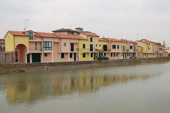 Da la banda del canale scuminsiemo co na serie de casete tute colorà cofà quele de Muran…