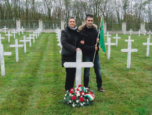 3-11-2012. Barbara De Menech con el fiol Fabio su la sepoltura del bisnono Giacomo Fistarol.