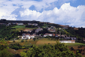 Coesto l’è ’l paese de ’Sago. El prà che se vede, da le ponte de le piante a le prime case del paese, lì, al posto del prà, ghéra ’l canpo de i diese muci de paninsèla.