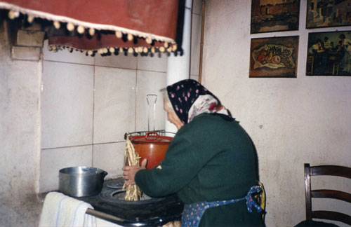 Eco la zia Gilda che sta inpissando el fogo de la stua a legna. 