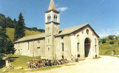 Santuario del Suman co un grupo de gitanti.