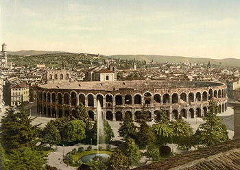 Veduta de fine ’800 de l’Arena de Verona, in parte distruta nel teremoto del 1117.<br />
