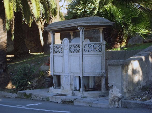 Drento ghèra du posti par orinare e el servéa solo par i òmeni.<br />
