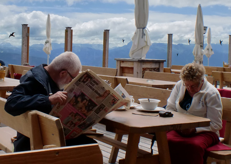 I go tegnù de ocio pa’ on bel tòco: lu inpegnà col giornale, ela senpre lì a cincionare so ’l so iPhone.