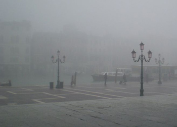 Venessia col caigo che un poco sconde e un poco fa védar.