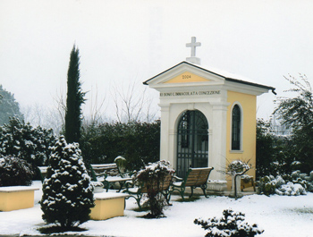 El capitelo de la Madona de Lourdes.