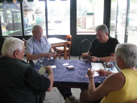 Là, Pomi, Benito e Ciocheta i lo spetava inpassienti par farghe fare el quarto a brìscola. (foto Adriano Tapparo)<br />
