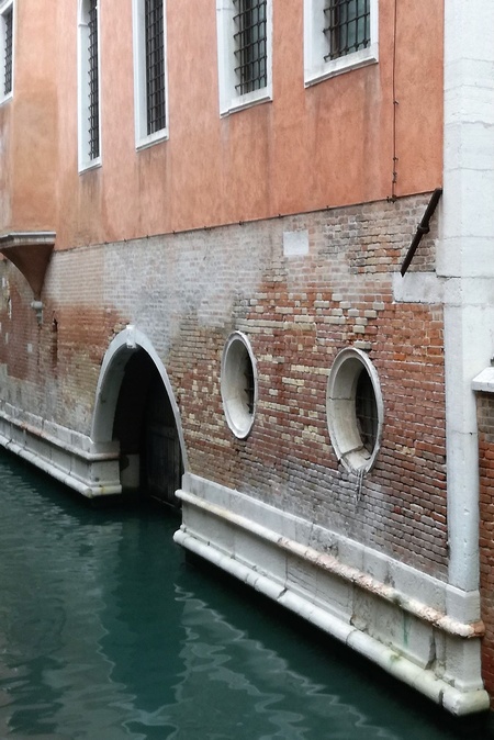 Ingresso principàe de ’a casa venessiana con ’a porta de aqua che porta ne ’a cavana da dove se partiva e se rivava co ’a barca. (foto A. Mondin)