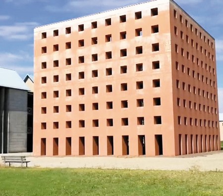 El Cimitero Monumentale de San Cataldo (MO).