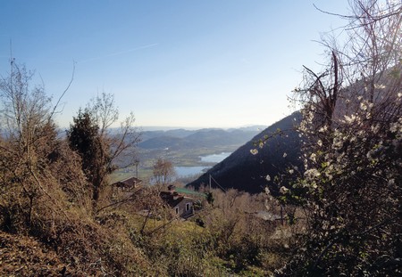 La casa de Nando e Maria, co l’albarà de le sarese e veduta de i Laghi de Revine.