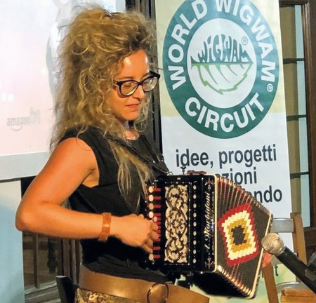 Ilaria Vellar con l’organeto.