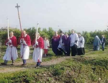 In testa a ’a procession a portare el crocefisso garìa doésto èssarghe i capati…