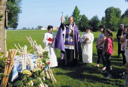 Dopo el prete el benedìa ’e crosete bianche de strope peàe da inpiantare su i cantuni de ’e cesure pa difèndare i racolti.