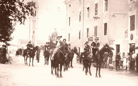 L’ingresso uficiale del novo pàroco don Giuseppe Fabris a Friola ’ntel 1938.