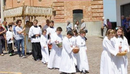 Quando da buteleti sparpajàvene fojete de papàvari a la procession del Corpus Domini.