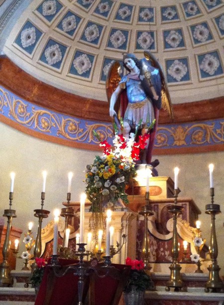 L'altar de la ceseta de Maregge, dedicà a S. Michele Arcangelo, protetor de i pastori.