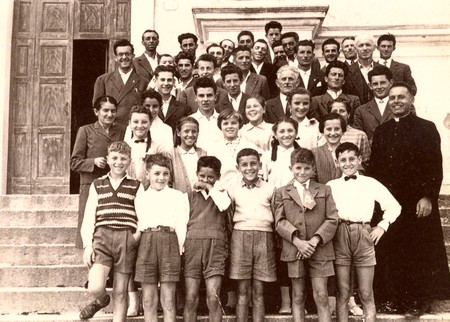 El coro de la cesa de Sago, ani ’60, co ’l pàroco e maestro del coro, don Ruggero Melotti.