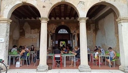 El primo incontro del 4 agosto passà, in Villa Verità, dopo che el Comune de San Pietro di Morubio (VR) el ga inaugurà el Centro di aggregazione intergenerazionale, par far incontrare i anziani con i zóvani.