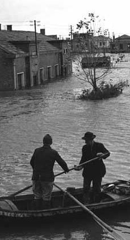 Gh’jera anca un mi cugin, che ’l jera vegnù par cargarne e, se dal caso, portarne via.