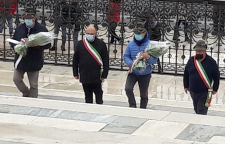 El Sindaco Corrado Vincenzi, l’Assessore Gianluca Mirandola e i Alpini su i scalini de l’Altare della Patria.