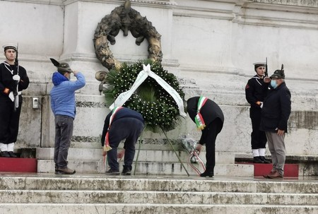 Ne le dó foto, prima vien deposti i mazzi de fiori davanti la Tomba del Milite Ignoto, e dopo ghe vien reso onore.