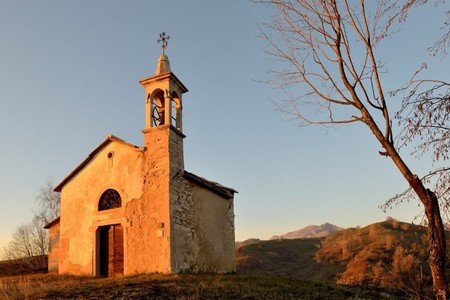 Camino sù e zo par stradele e senteri e rivo a la ceseta de San Bortolo.