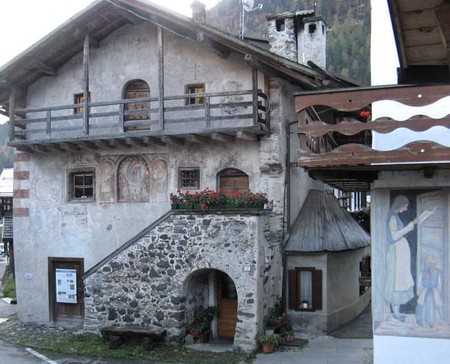 La piazéta dove ghe piaseva sostare e la Cesa del paese, dove xe nato Papa Luciani. (Foto de Gisella Paolin)